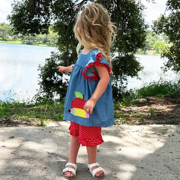 AnnLoren – Engroshandel Top- og shortssæt – til børn – Store piger blå Chambray Apple top med røde prikker shorts3