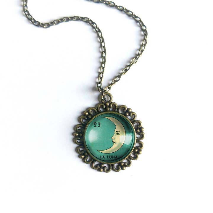 Grand collier cabochon en verre Loteria La Luna en forme de croissant de lune pour la vente par The Divine Iguana
