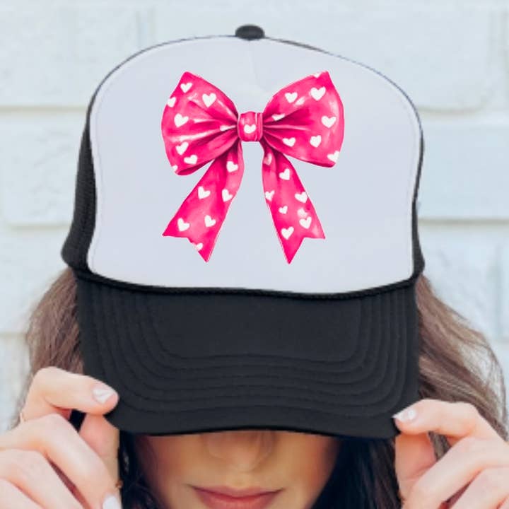 Chapeau trucker rose à nœud coquette en forme de cœurs pour la Saint-Valentin pour la vente par Gia Gifts Boutique
