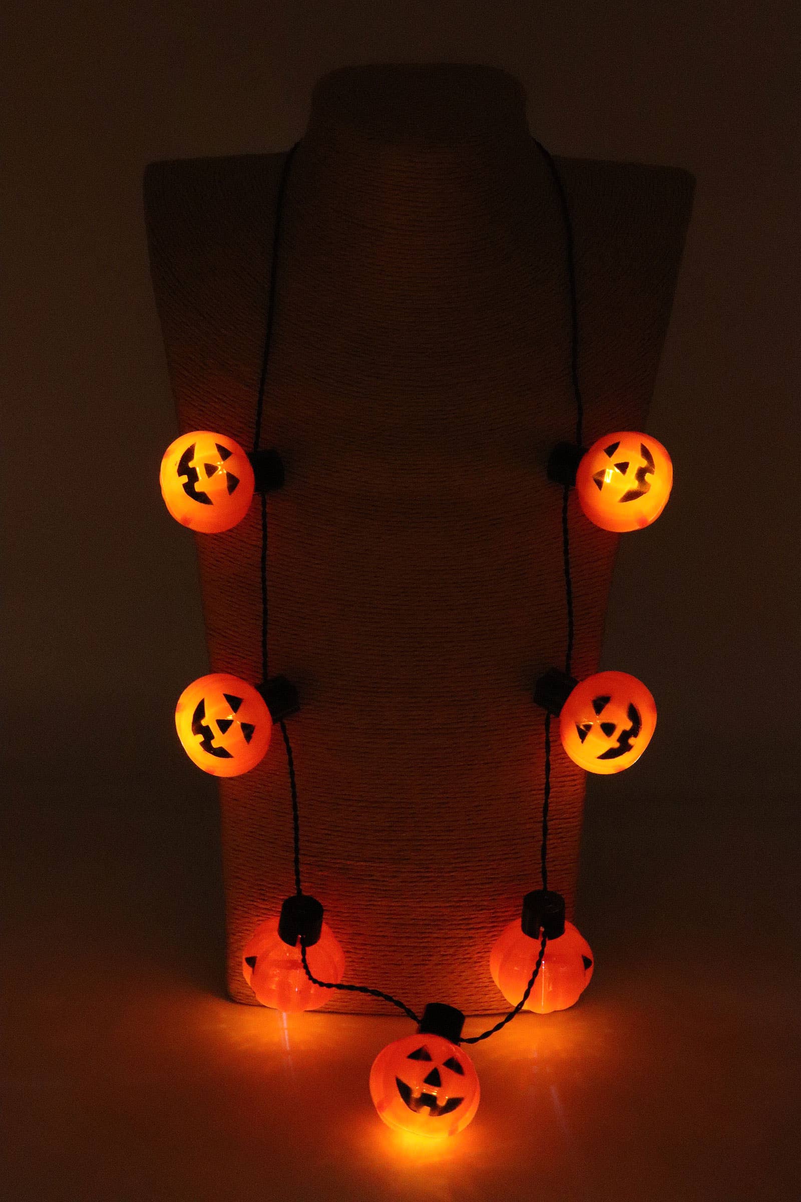 COME MOSTRATO Collana con lampadine a stringa a LED di Halloween in vendita all'ingrosso su Faire3
