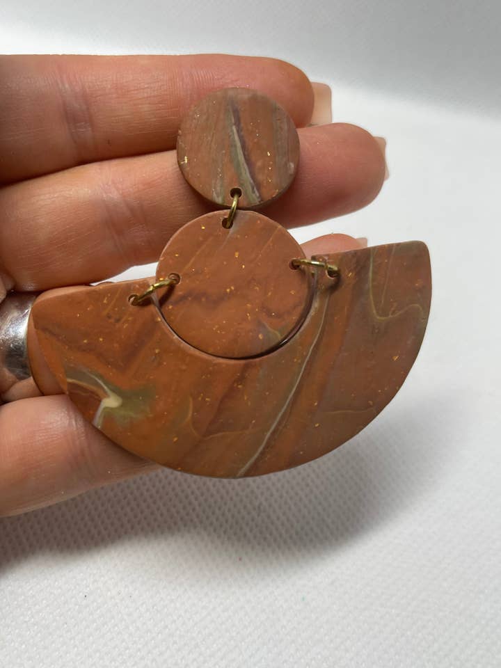 Grande boucle d'oreille Grand Canyon pour la vente par The Clayed Peach