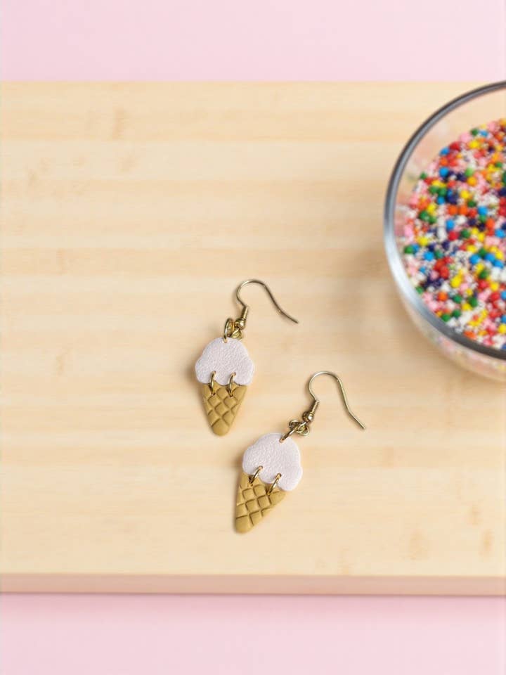 Cornet de glace à la vanille qui pend pour la vente par Clay Dazing