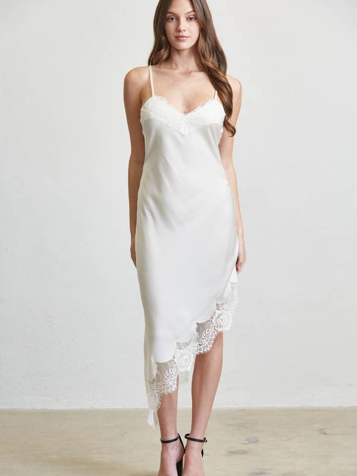 Asymmetrisk satin kjole med bølget blondekant for engroshandel hos Edit by Nine