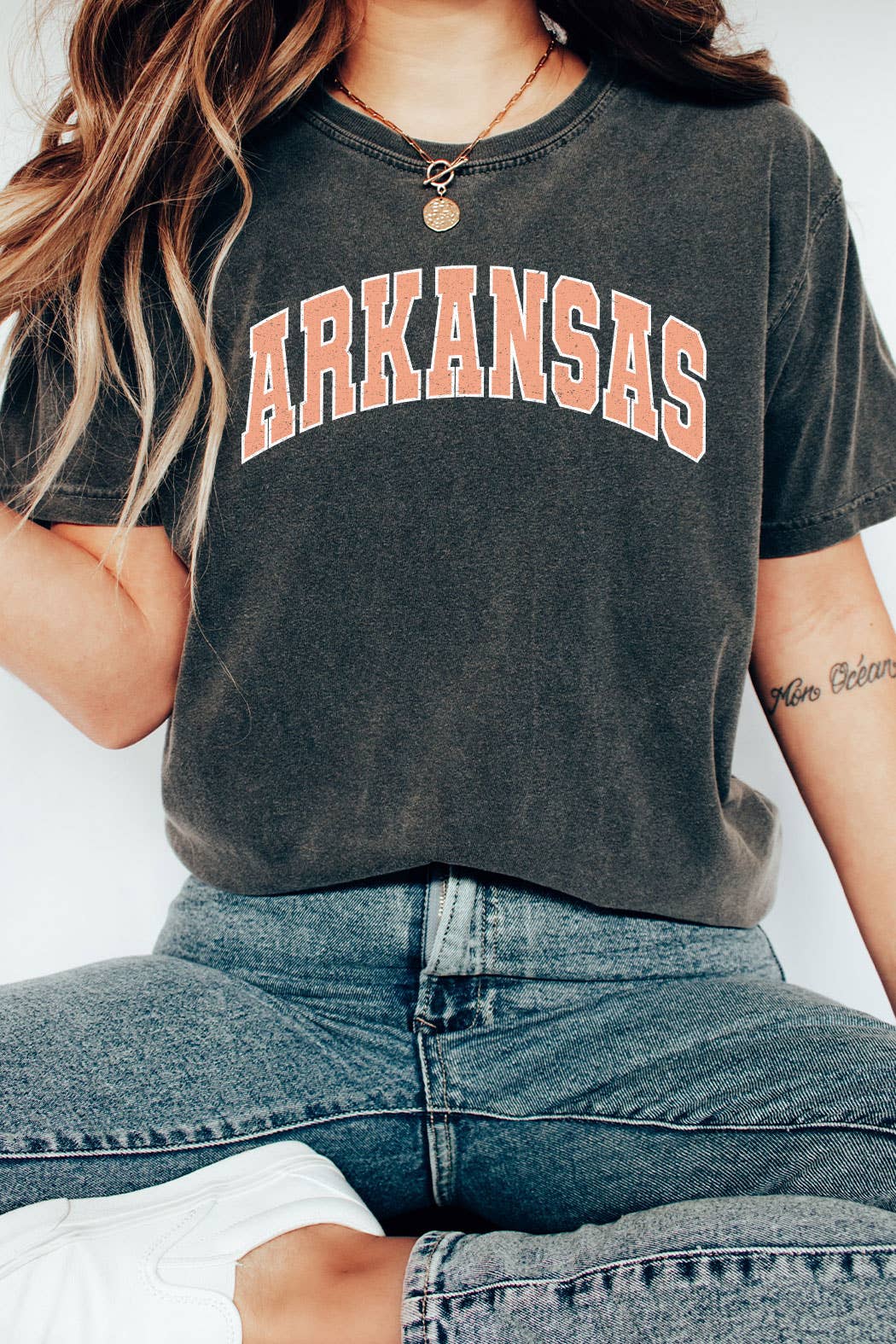 Kissed Apparel - Vente T-shirt sérigraphié – femme - T-shirt Arkansas Varsity Font Comfort Colors 1
