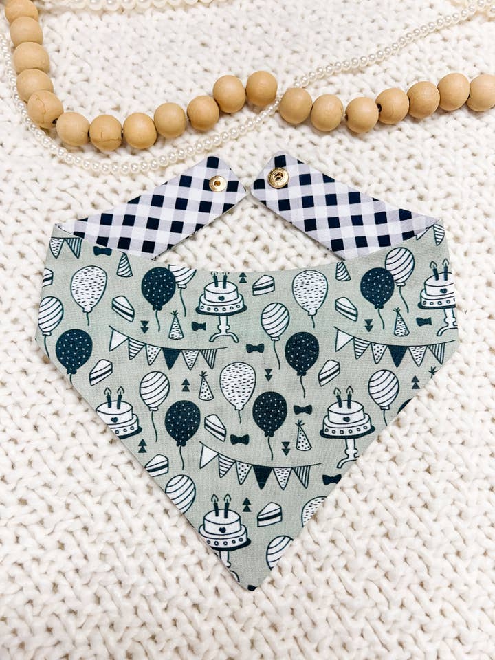 Födelsedagsfest Vändbar Hundhalsduk, Metallknappar Husdjursscarf för wholesale av StellaLoo