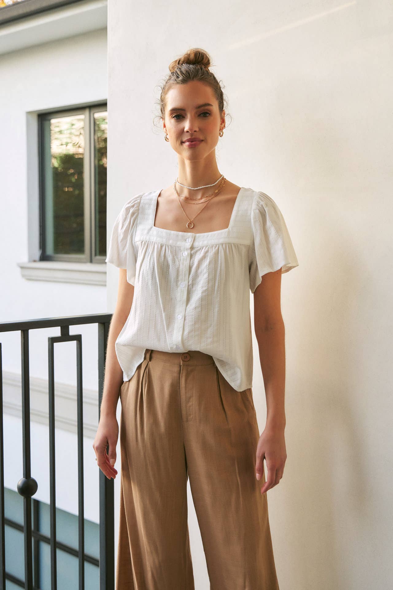 in february – Großhandel Bluse – Damen – BLUSE MIT STRUKTURIERTEM STOFF UND VIERKANT-AUSSCHNITT MIT KNOPFLEISTE15