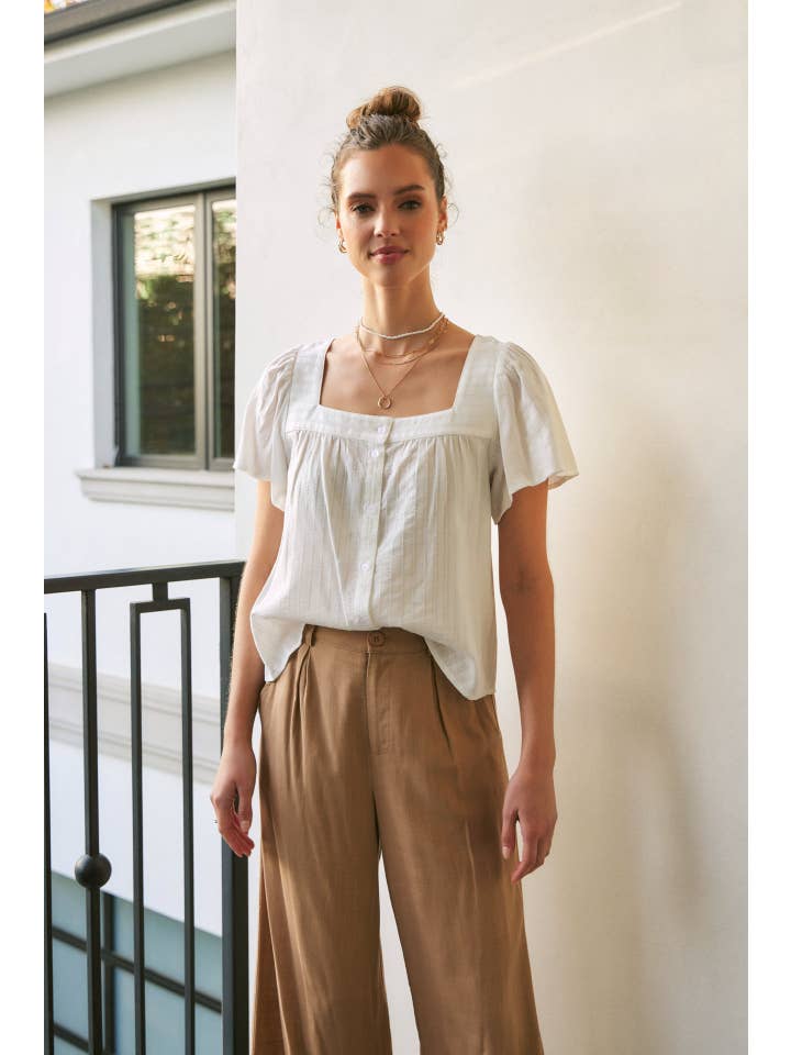 in february – Großhandel Bluse – Damen – BLUSE MIT STRUKTURIERTEM STOFF UND VIERKANT-AUSSCHNITT MIT KNOPFLEISTE15