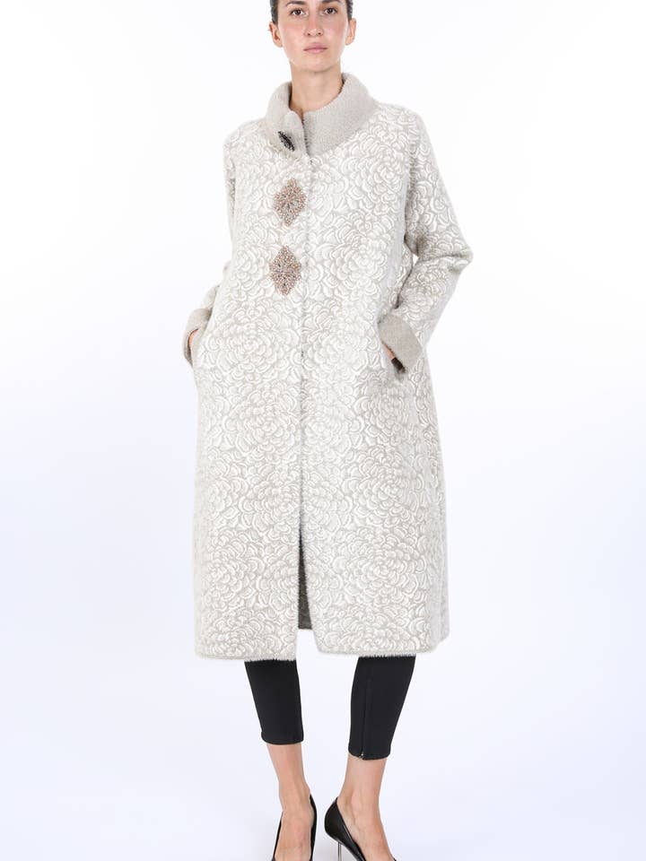 Pardessus en fourrure orné d'un imprimé jacquard floral PE4041 pour la vente par Beulah Style