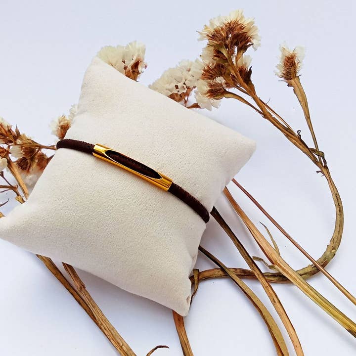 Bracelet en liège marron avec plaque dorée pour la vente par Line Cork