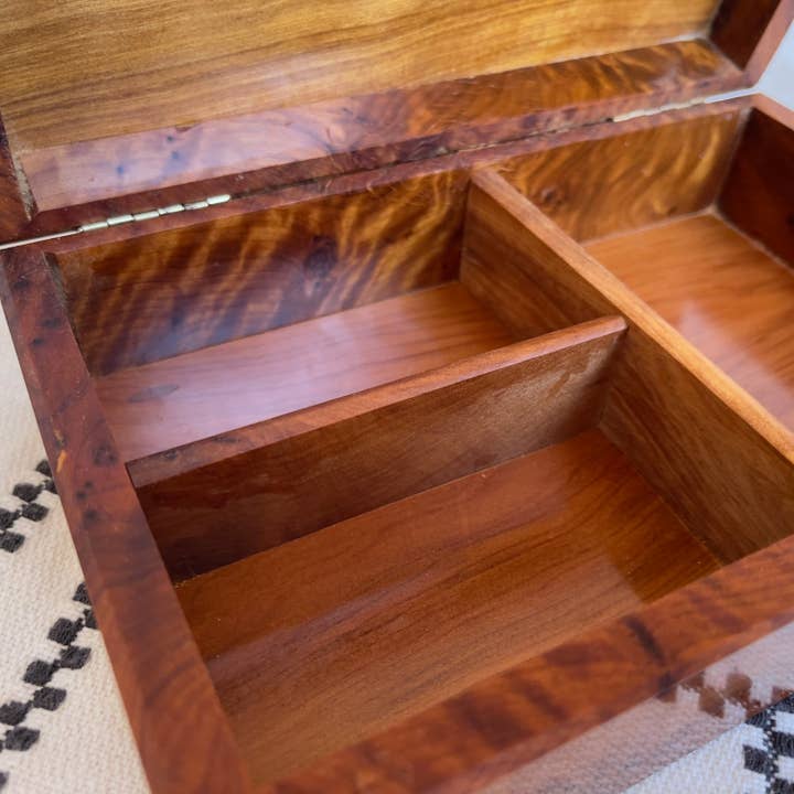 Yemma Goods - Vente Boîte/rangement à bijoux - Boîte à bijoux Thuya Burl avec incrustations de noyer et de cèdre5