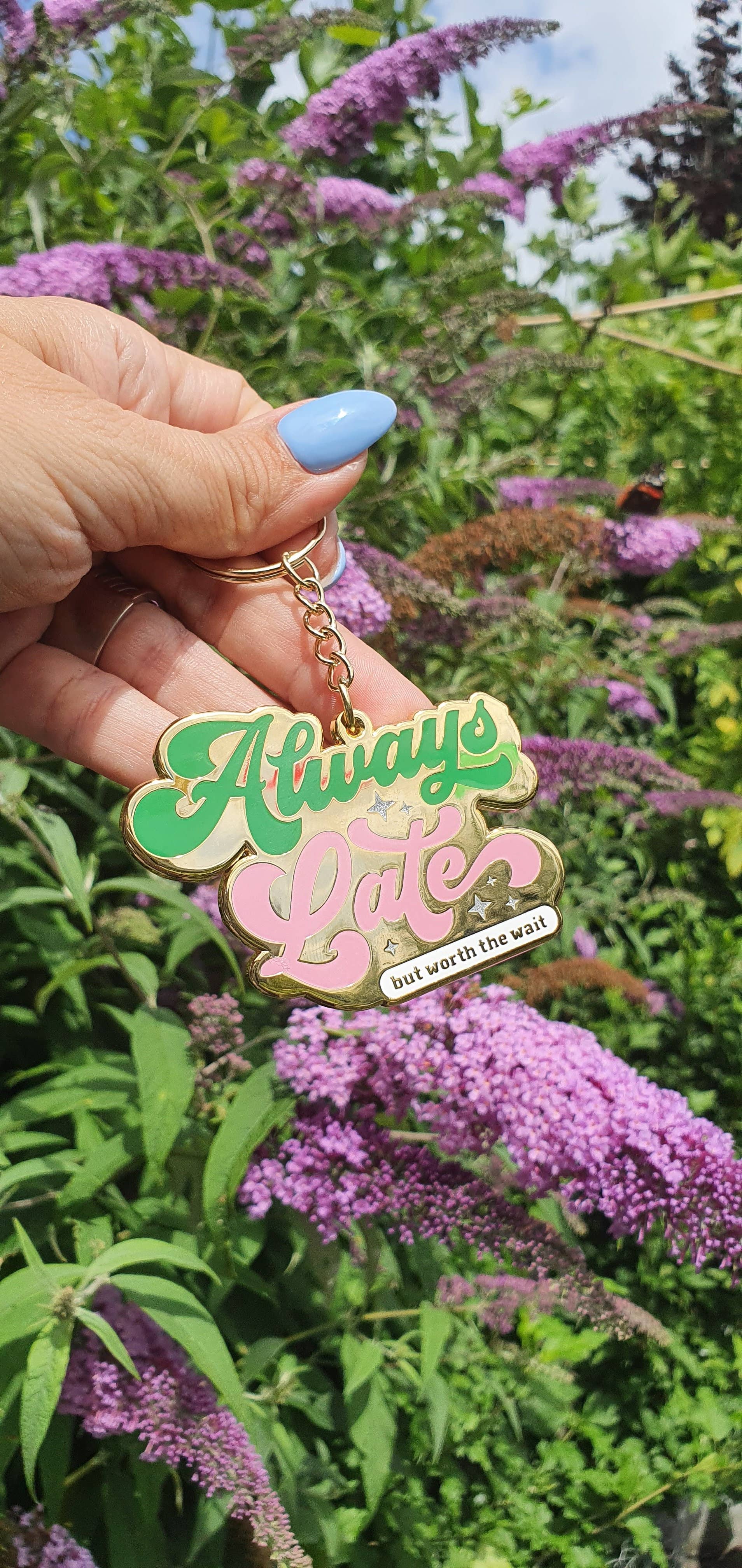 Studio Inktvis - Wholesale Sleutelhanger - Uniseks - Sleutelhanger Always Late maar de moeite waard om op te wachten6