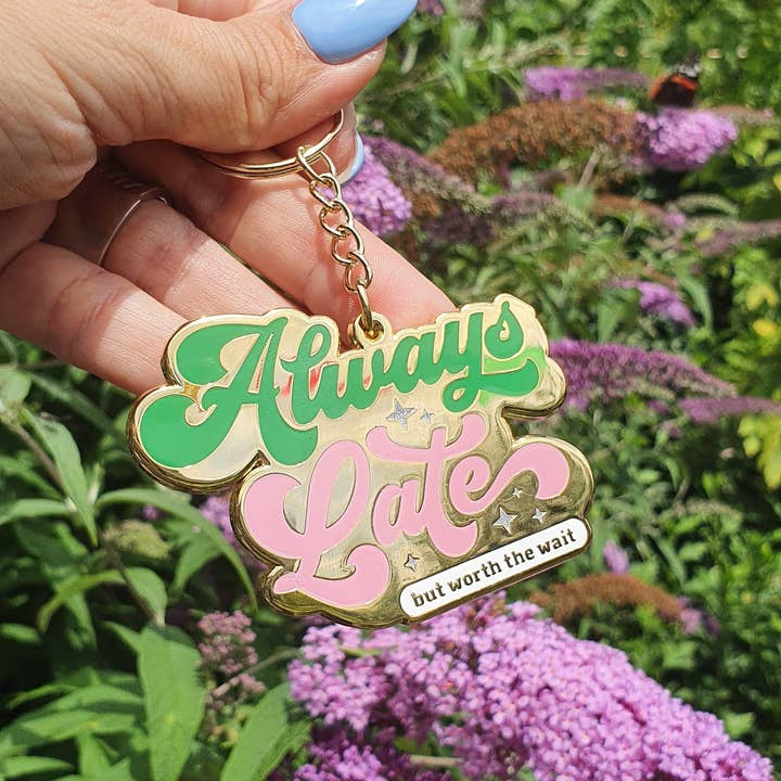 Studio Inktvis - Wholesale Sleutelhanger - Uniseks - Sleutelhanger Always Late maar de moeite waard om op te wachten6