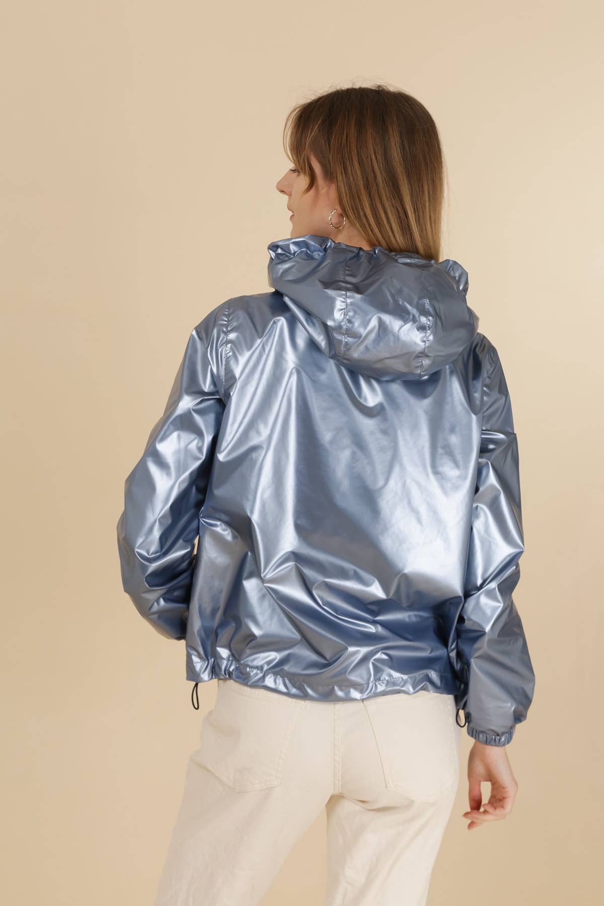 Attrait Paris - Vendita all'ingrosso Giacca antivento - Donna - Giacca corta antivento metallizzata con cappuccio e cerniera colorata23