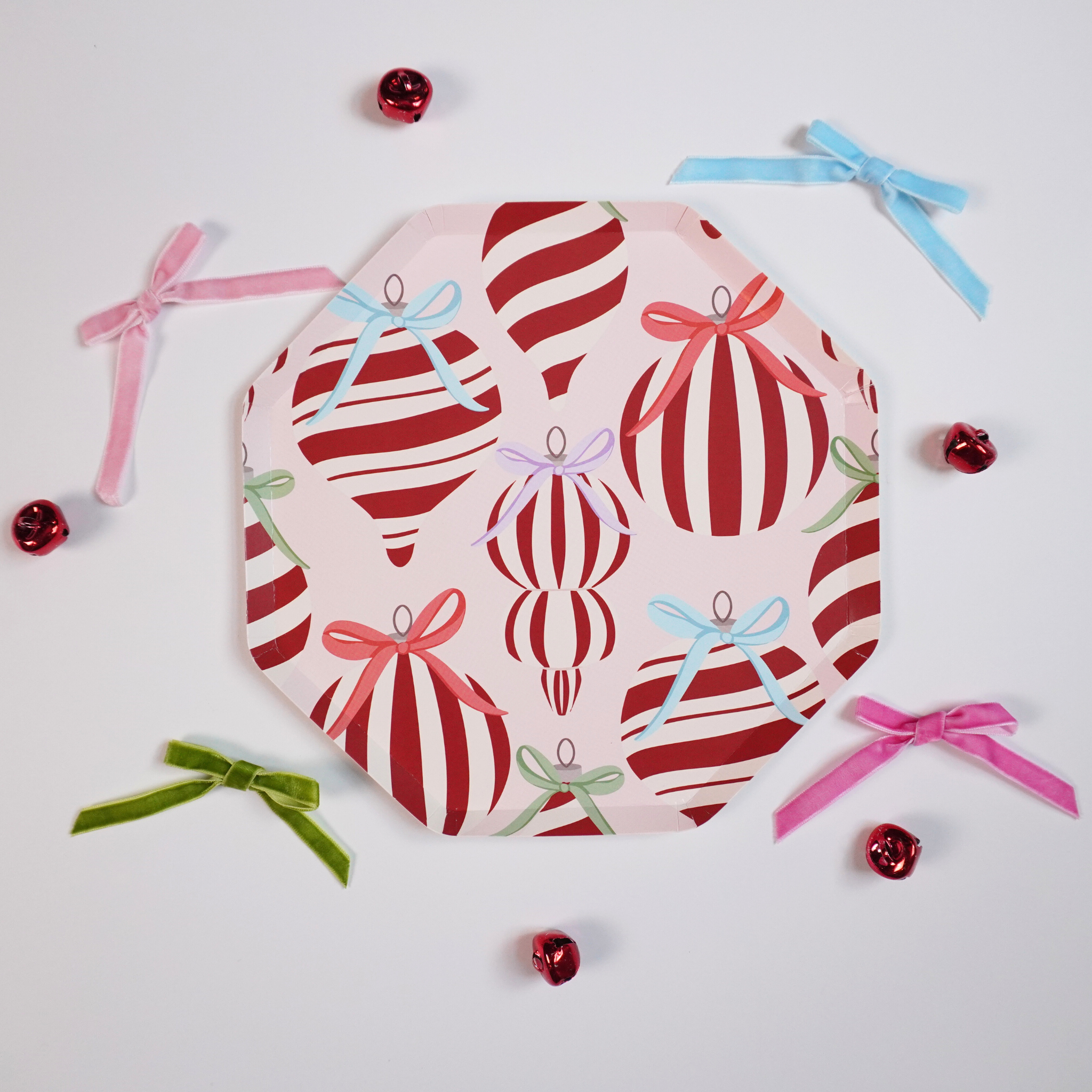 Festive Fun Co. – wholesale Disposable plate – Ornaments & Bows Plate6