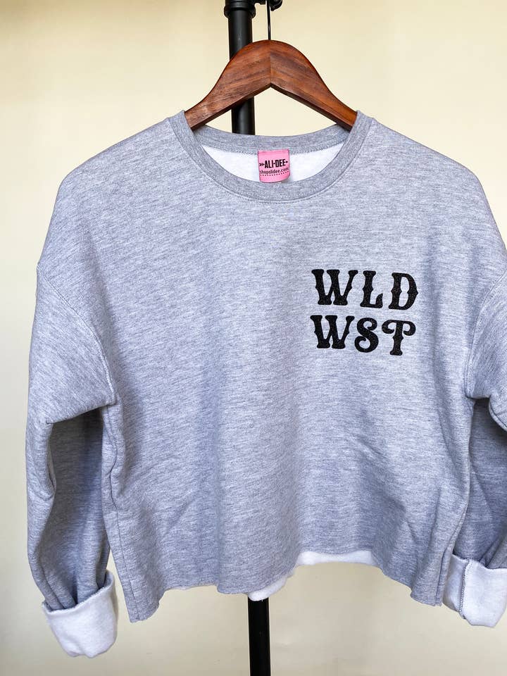 Sweatshirt graphique WLD WST Modern Cowgirl - Gris court pour la vente par Ali Dee