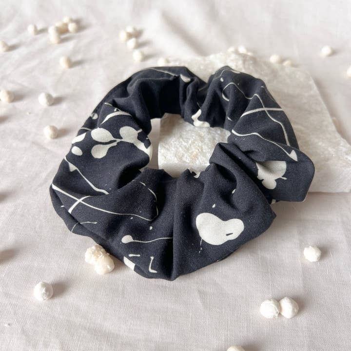 Svart + Vit Stänkskrunchie för wholesale av Not I But We