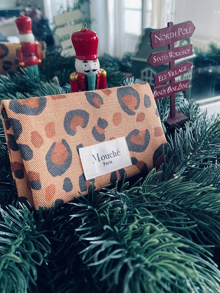 Secret Santa Pouch The Essential 2 pre-embroidered handkerchiefs for wholesale by Mouché Paris