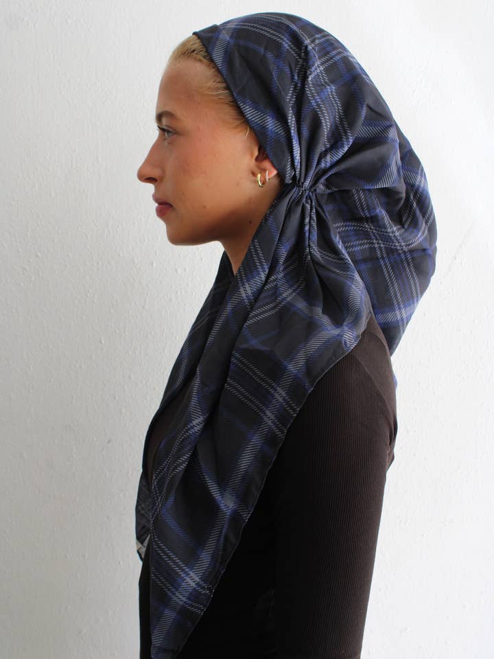 VERSATILE PRÉNOUÉ Bleu Brume à Carreaux (AVEC GRIP EN VELOURS) pour la vente par The Scarf Bar