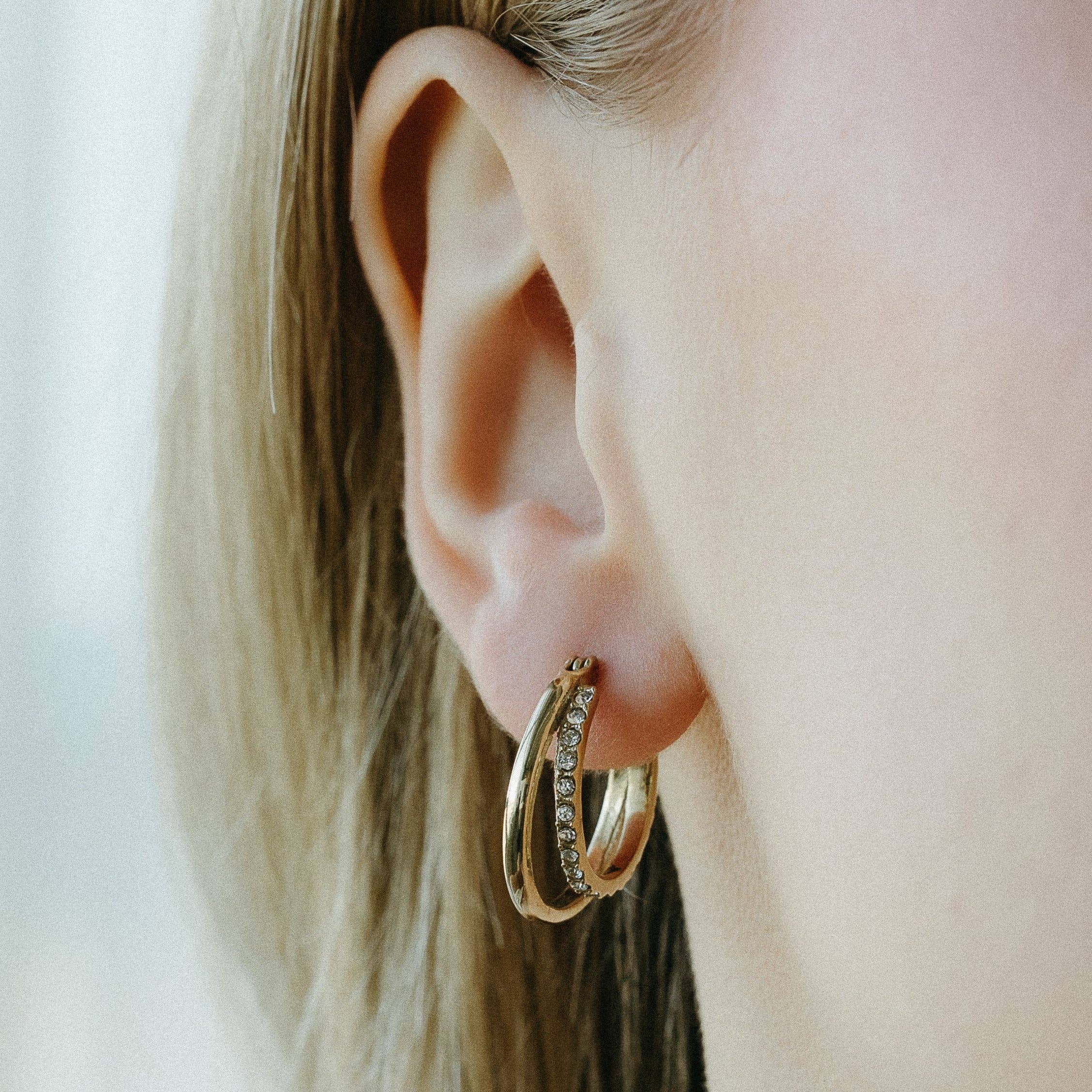 PETITE GOLD – Großhandel Huggie-Ohrring – Aurelle Hoops1