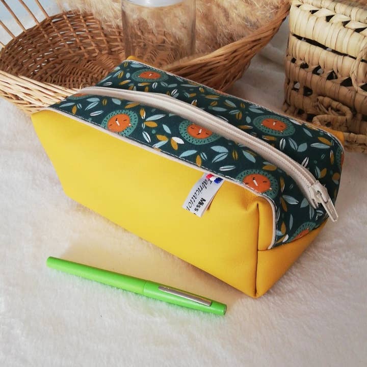 Trousse scolaire simili cuir jaune et coton lion pour la vente par Miss et Cie