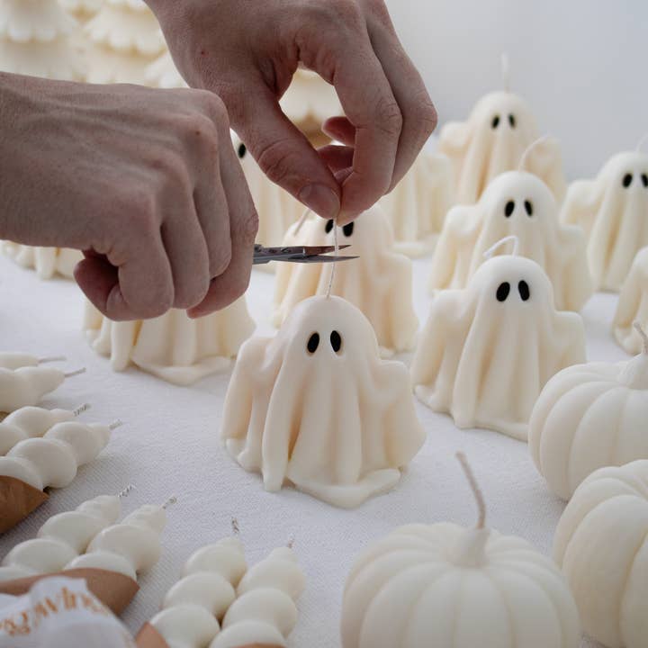 Glowing Harmony Candle Co - Wholesale Novelty candle - Ghost Candles, Halloween Spooky Candle, Autumn Decor1