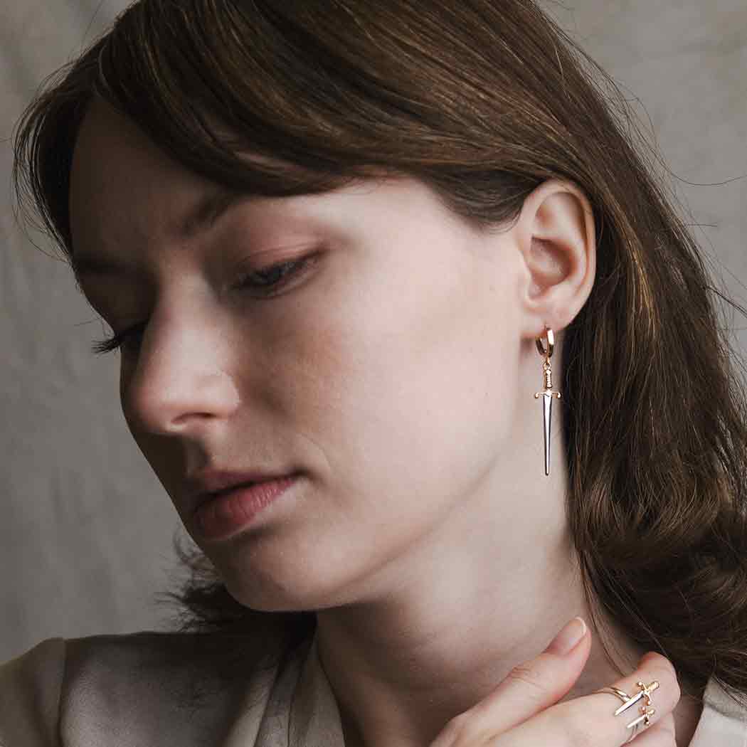 Nina Designs – Engroshandel Huggie-øreringe – Bronze Huggie-bøjler med blandede metalsværd 49x10mm1