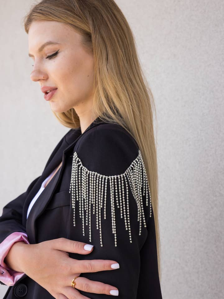 Blazer, noir avec doublure rose, franges aux épaules pour la vente par Moving Forward Designs