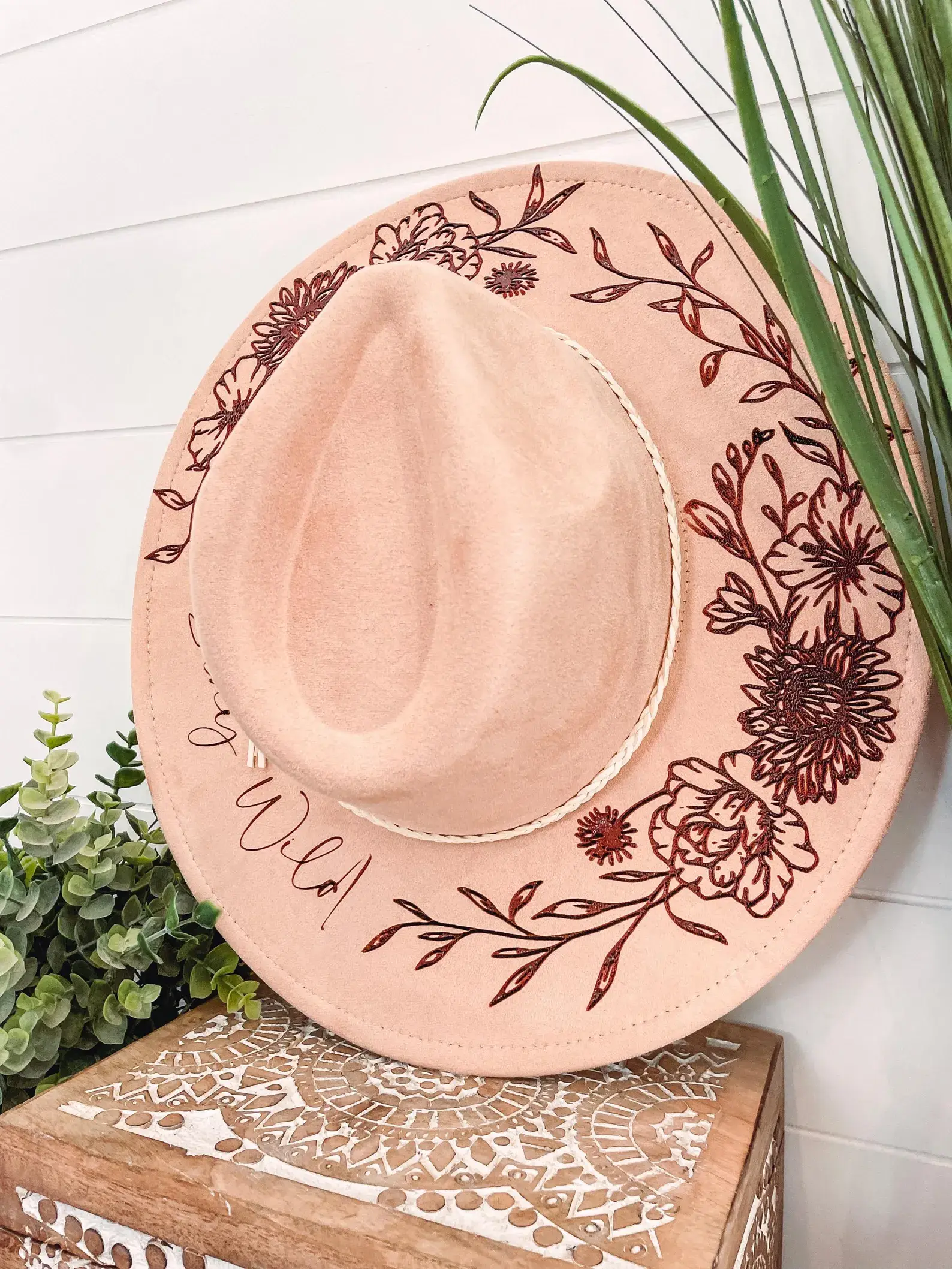 Willie & Dolly Designs - Vente Chapeau en feutre - femme - Chapeau florale gravé ajustable3
