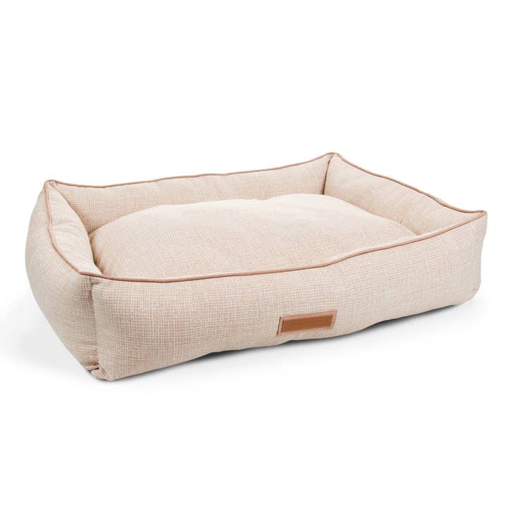 Lit pour animal de compagnie Hugger en forme de ventre de chiot, rose pour la vente par The Houndry