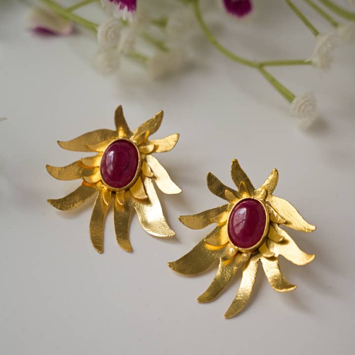 Boucles d'oreilles florales rouges - Bijoux de déclaration en or printanier à offrir pour la vente par DIORA