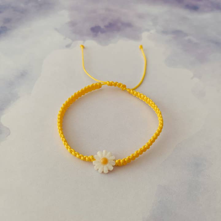 Pulsera de macramé con flor de margarita hecha a mano for wholesale by Kolorya