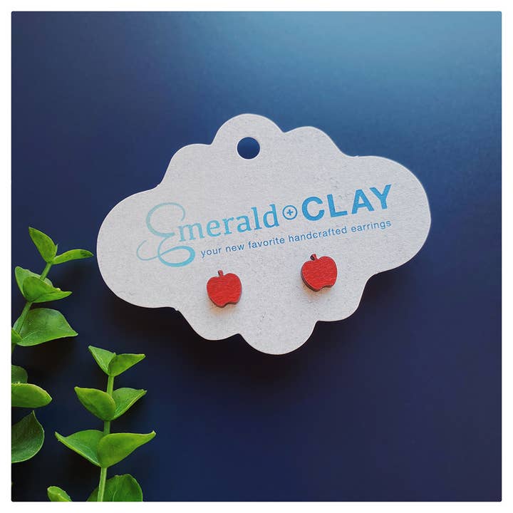 Brincos de madeira - recortes Apple Stud por atacado de Emerald and Clay