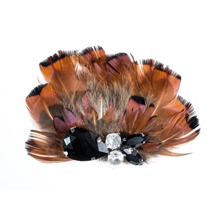 Håndlavet fjerbrosche med dekorative juveler for engroshandel hos Proppa Toppa Hats