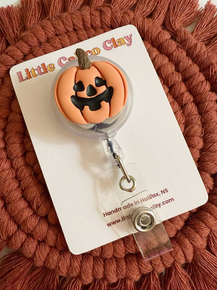 Jack-O-Lantern Namnskyltshållare | Namnskyltshållare i Polymerlera för wholesale av Little Calico Clay