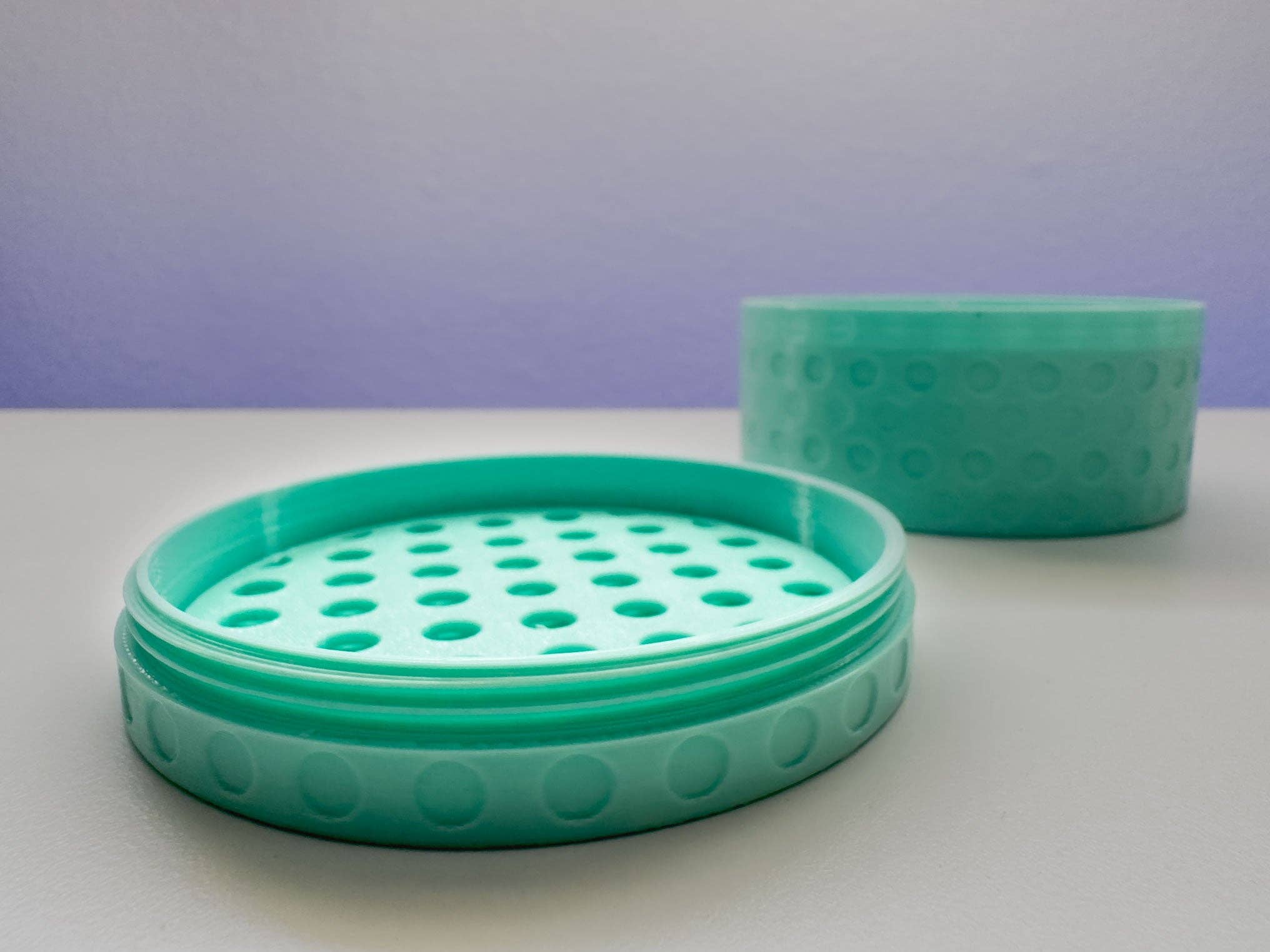 Printed Foundry – Großhandel Badeseifenschale – Reisetauglicher runder Shampoo-Riegelhalter mit Deckel, Seifenspender4