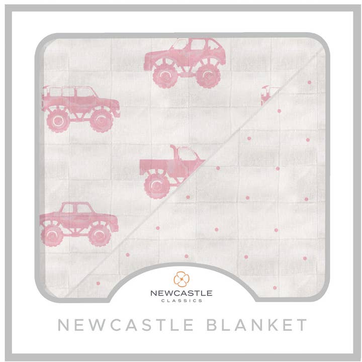 Manta Newcastle de bambú rosa con lunares y Monster Trucks para venta al por mayor de Newcastle Classics