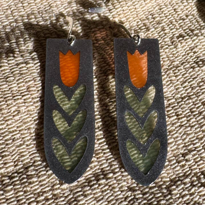 Scandi // Boucles d'oreilles en résine vitrail pour la vente par Wild Lupine Folkcraft