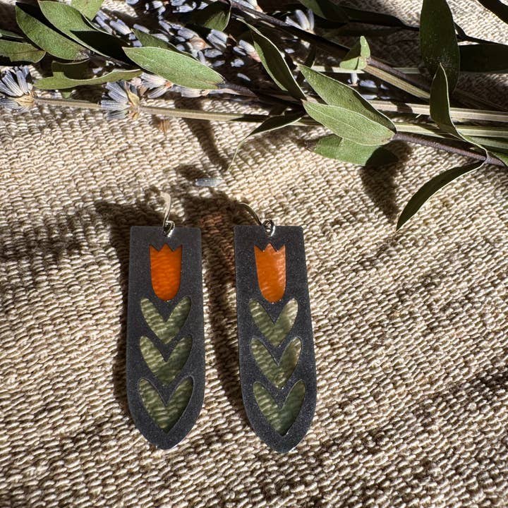 Scandi // Øreringe i farvet glas harpiks for engroshandel hos Wild Lupine Folkcraft