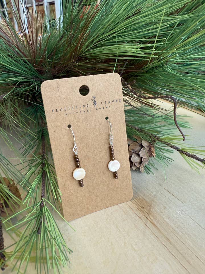 Boucles d'oreilles en perles de coquillage bronze pour la vente par Frolicking Leaves