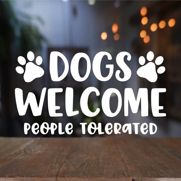 Paquete de 2 pegatinas para ventanas de coche y camión "Perros bienvenidos, personas toleradas", pegatina para ventana de cafetería amigable con las mascotas, pegatina de señal de tienda que permite perros. para venta al por mayor de Decals Online