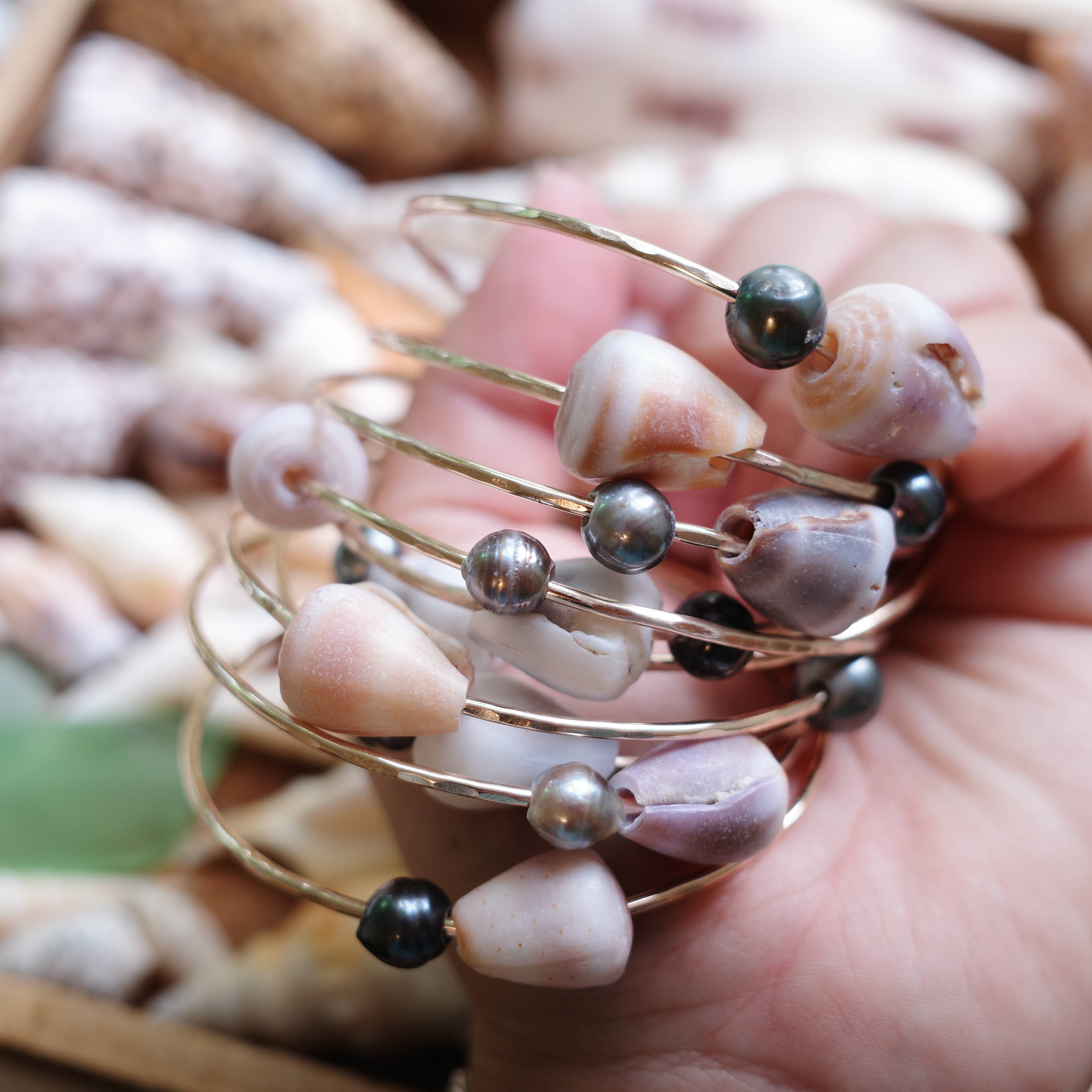 Flotsam & Co. Hawaii - Vente Bracelet jonc - Bracelet jonc perle de Tahiti et coquille cône3