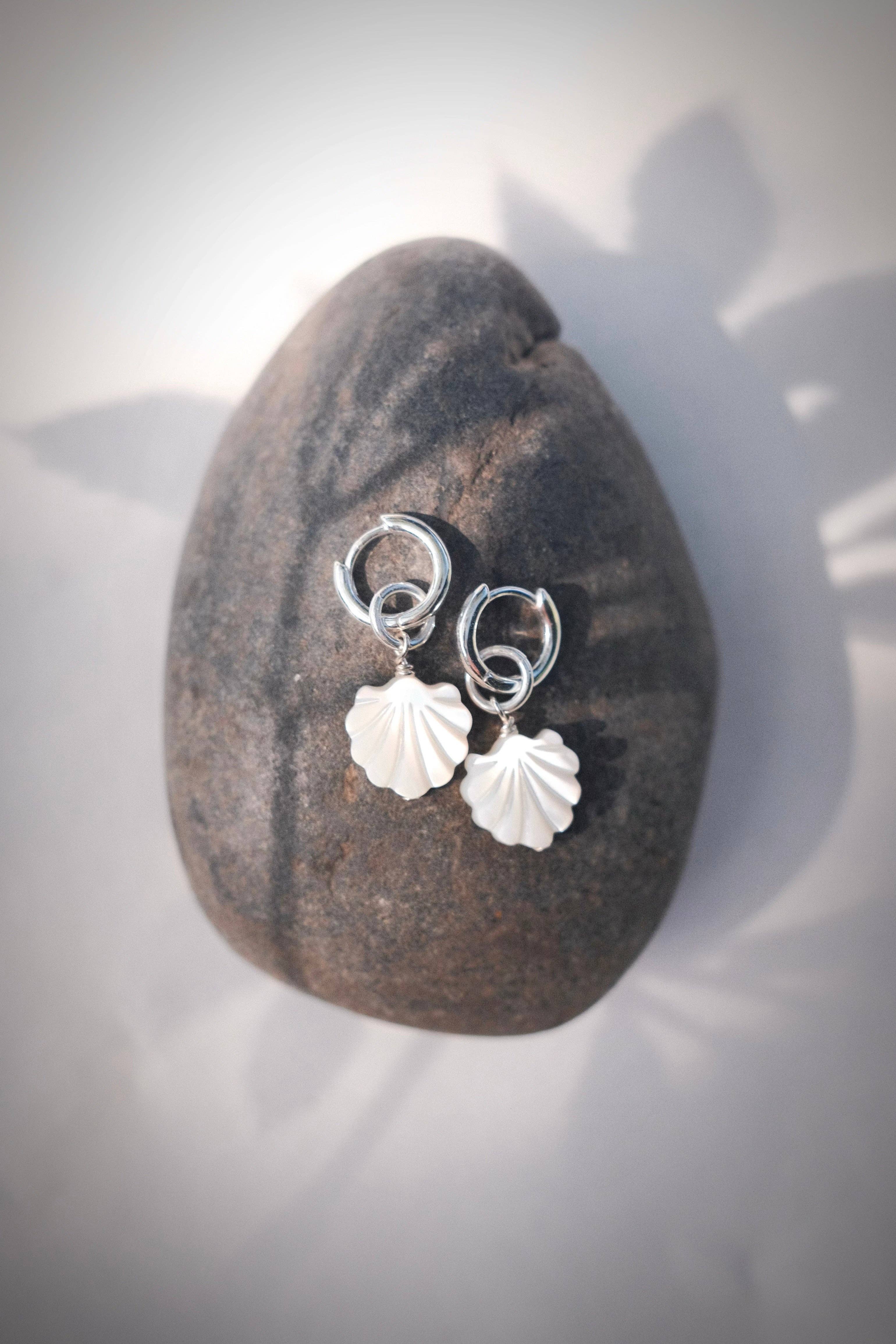 Ke Aloha Jewelry – Großhandel Huggie-Ohrring – Silberne Perlmutt-Muschel-Charm-Creolen-Ohrringe - Lanikai1