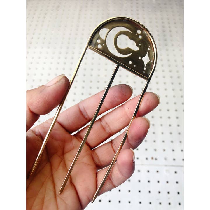 Luna Épingle à cheveux en laiton pour la vente par Ana Aguilar Jewelry