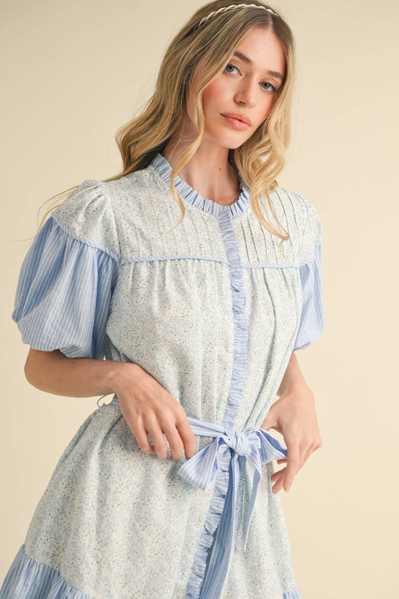 &MERCI – Engroshandel Kjole - Dame – MØNSTRET KJOLE MED FLÆSER MINI MDR38552