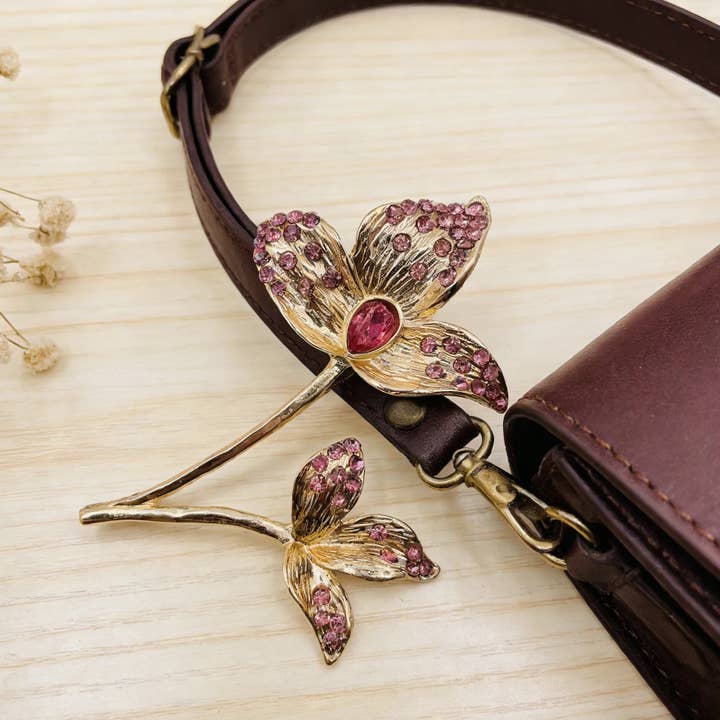 Gyllene Blomsterbrosch i Vintage Stil med Rosa Strass för wholesale av IngrossoZagatto by INCI SRL