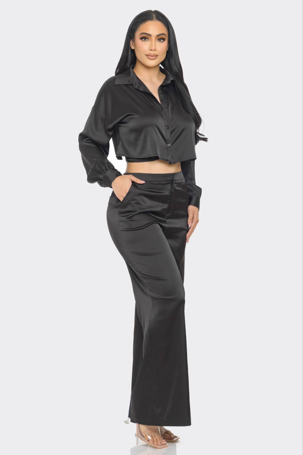 CAPSULLE – Großhandel Set aus Oberteil und Hose (NICHT Loungewear) – Damen – Set aus Satin mit Knopfleiste und ausgeschnittenem Rückendetail8