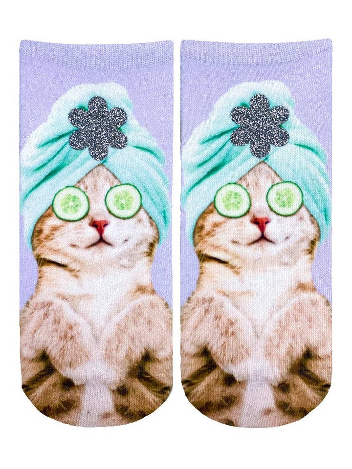 Chaussettes graphiques Glitter Novelty - Kitty's Spa Day-Purple pour la vente par Living Royal