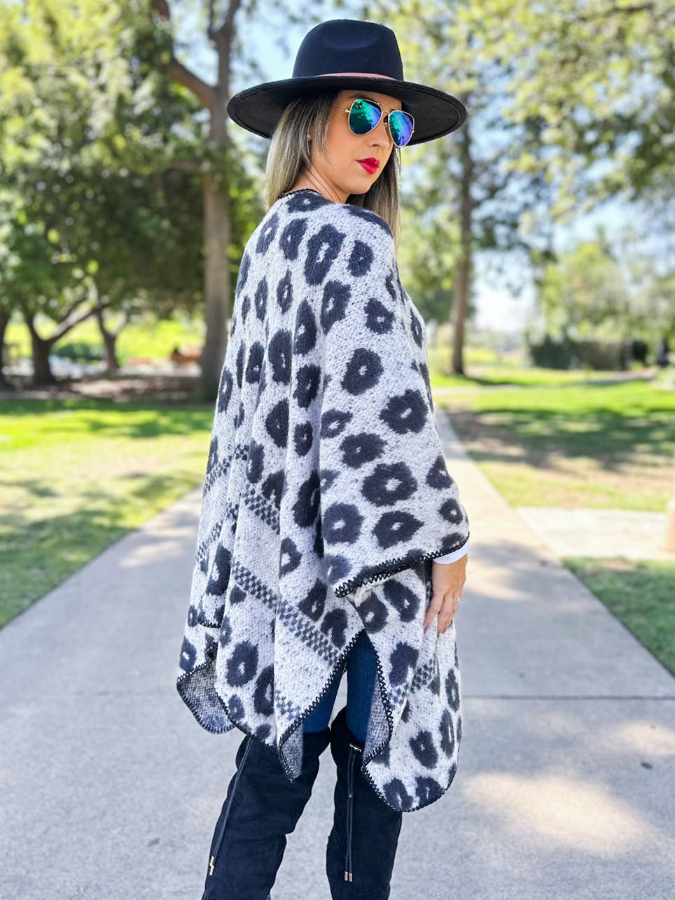 Grigio Cardigan Ruana lavorato a maglia con stampa leopardata grigio con dettaglio cucito in vendita all'ingrosso su Faire7