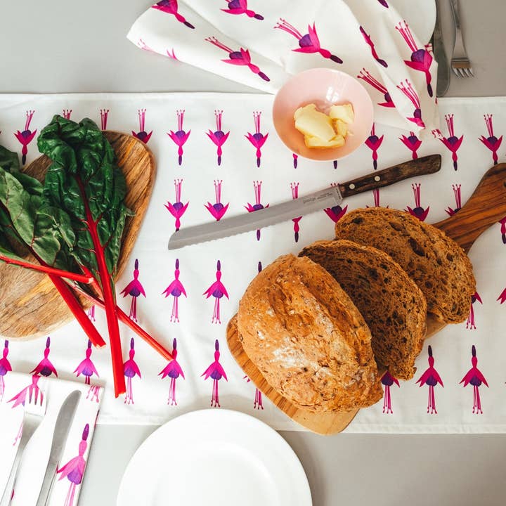 Chemin de table fuchsia sur fond blanc pour la vente par Emilia Hunt