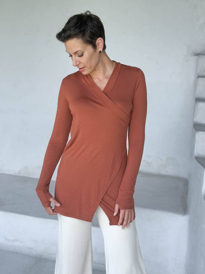 Haut à col en V à manches longues pour la vente par CARAUCCI